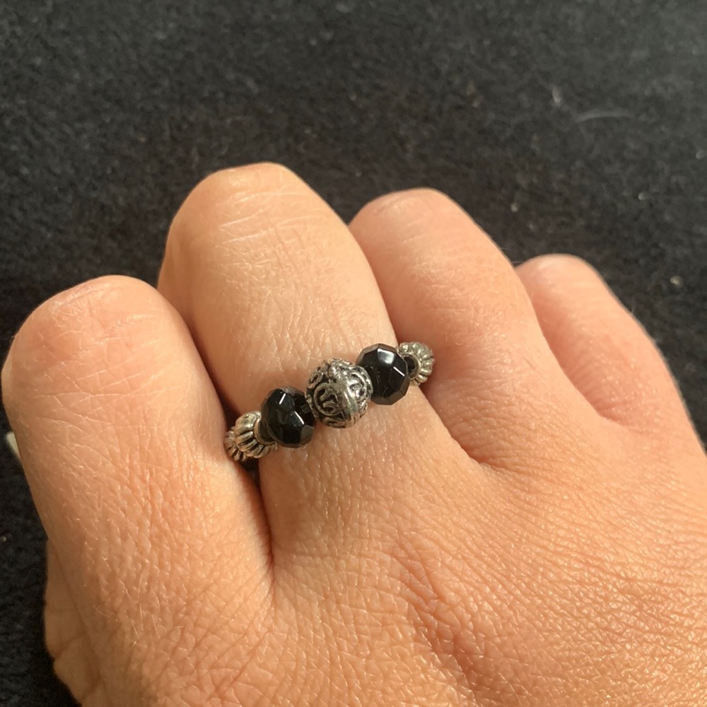 Silver tone and glass bead stretchy ring